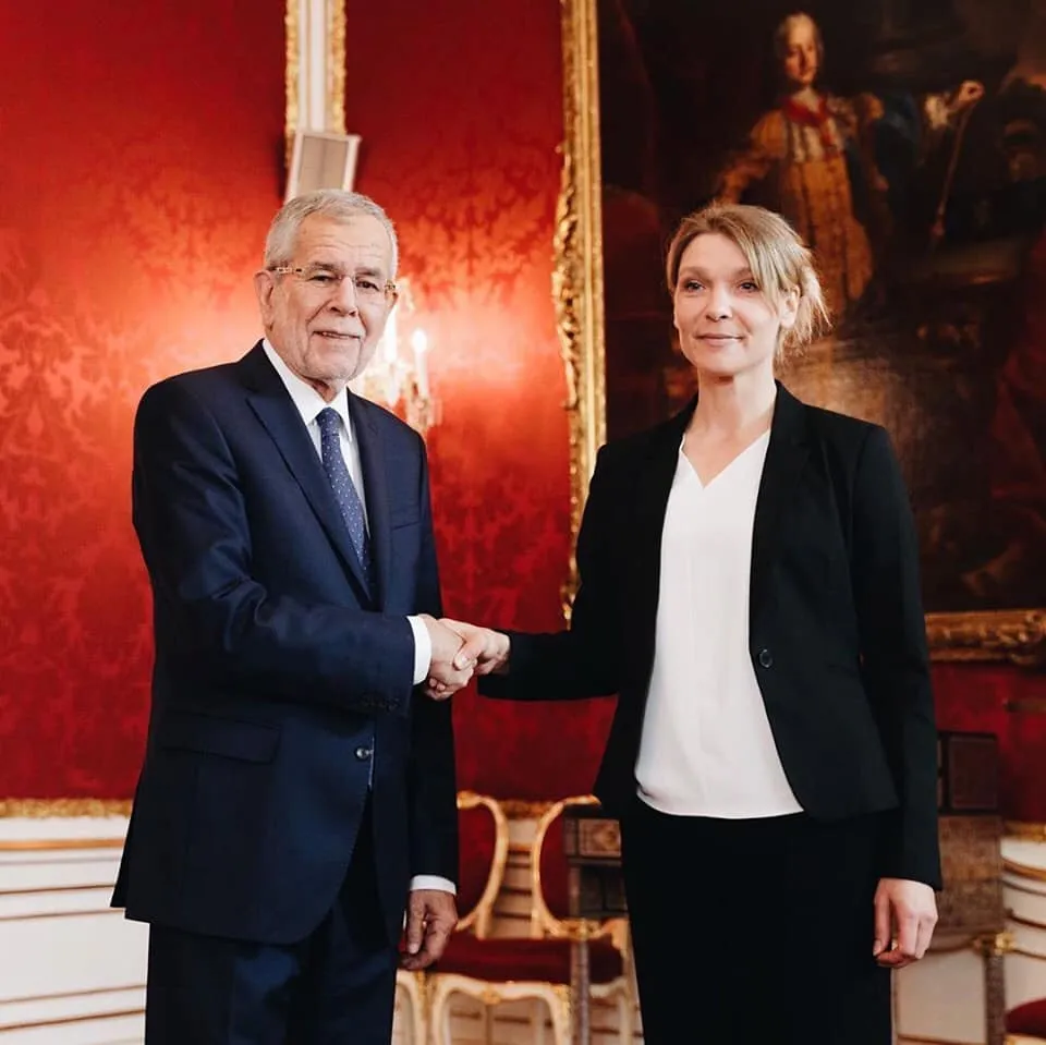 Maria Stern beim Handschlag mit Bundespräsident Alexander Van der Bellen in der Hofburg