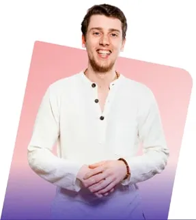 Narayan Kapolnek in weißem Hemd vor rosa-violettem Hintergrund