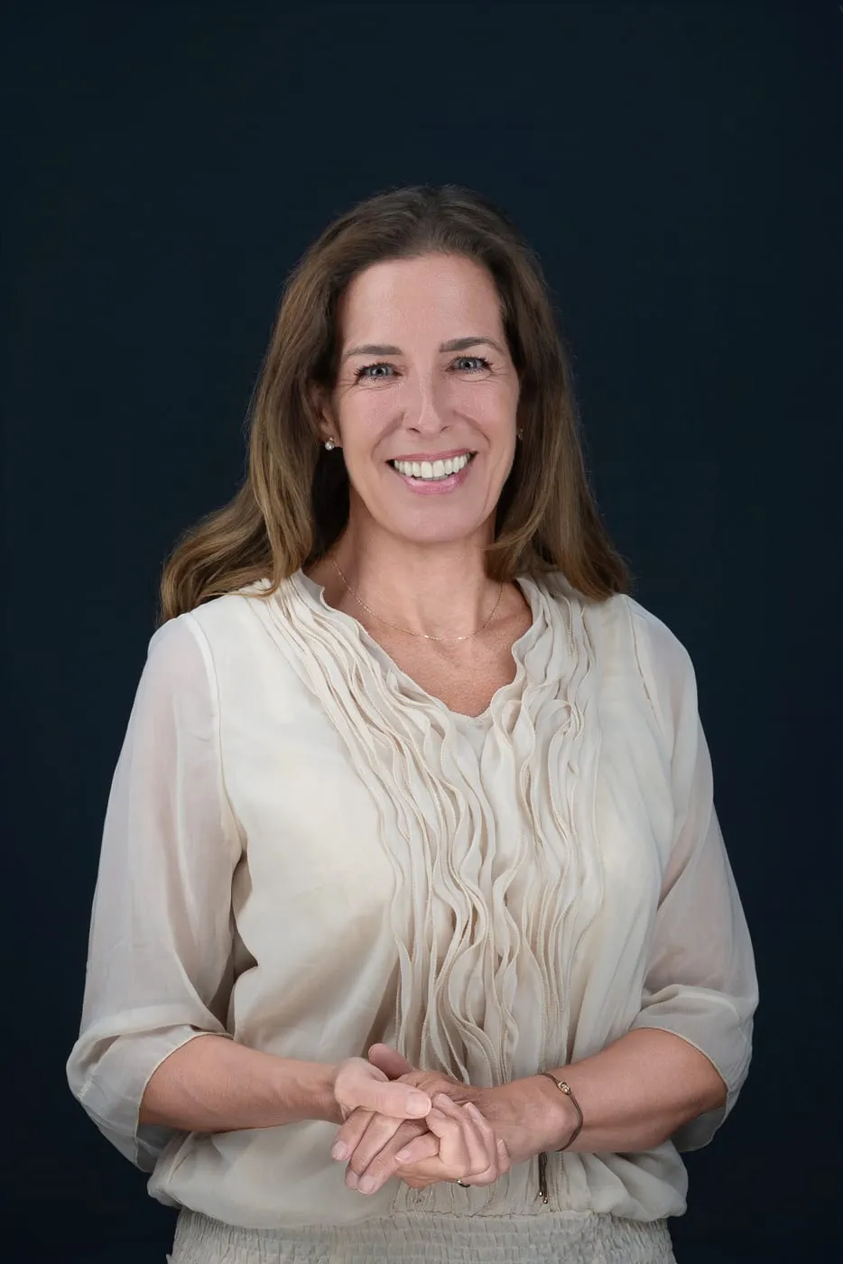 Martina Rammer-Gmeiner in heller Bluse vor dunkelblauem Hintergrund