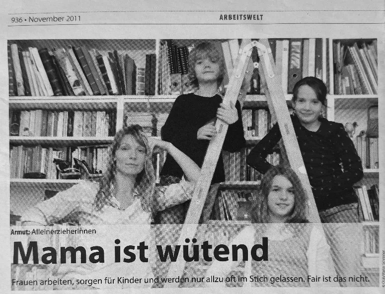 Zeitungsseite vom November 2011 mit der Schlagzeile „Mama ist wütend“: Maria Stern mit ihren drei Kindern vor einem Bücherregal